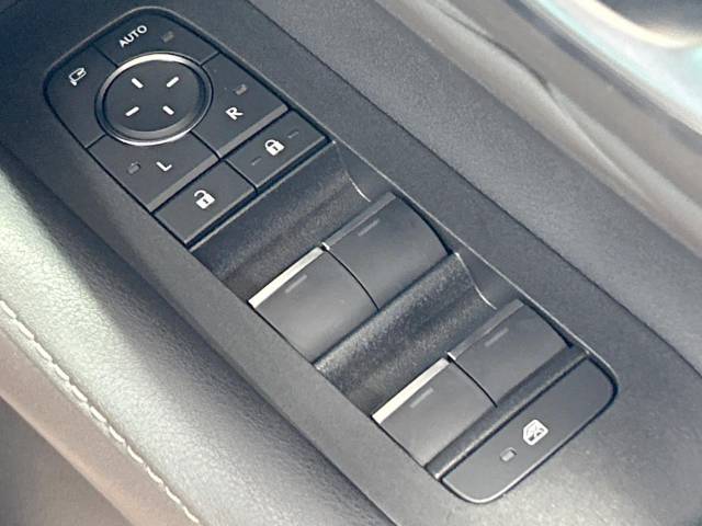 UZ0048508223_42_001.jpg
