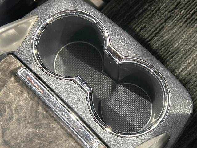 UZ0048319736_65_001.jpg
