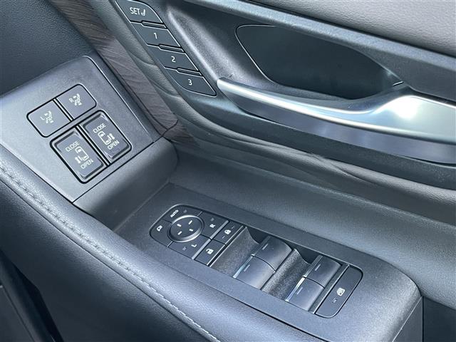 UZ0048009559_19_002.jpg