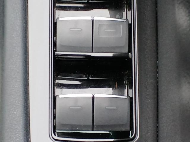 UZ0047459583_40_001.jpg