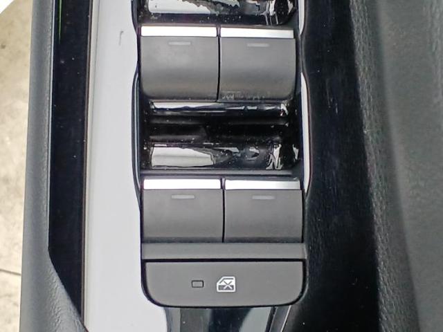 UZ0048557586_39_001.jpg
