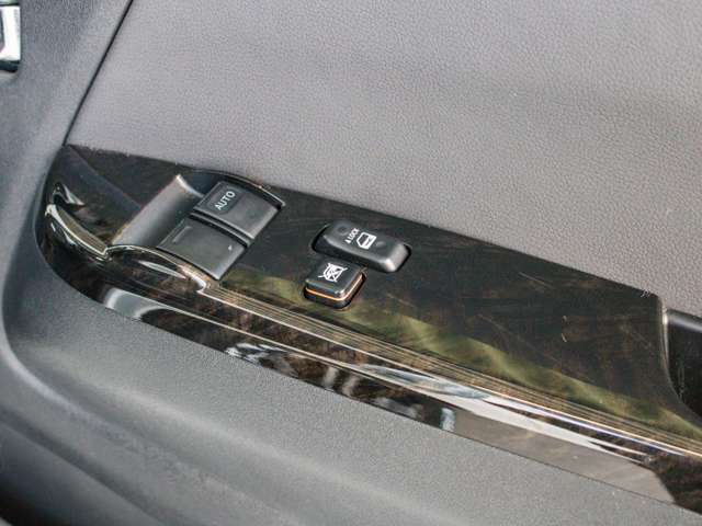 UZ0048396228_61_001.jpg