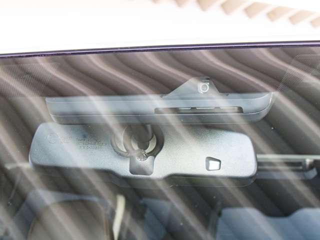 UZ0047782937_18_002.jpg