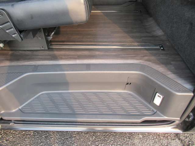 UJ0048433704_43_001.jpg