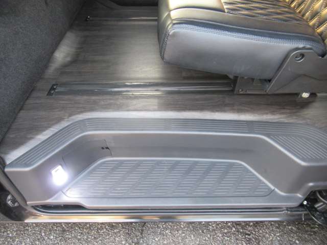 UJ0048433704_45_001.jpg