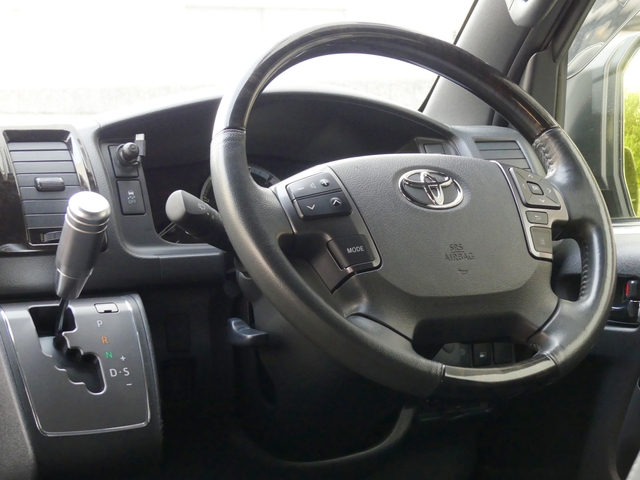 UZ0048307768_18_001.jpg