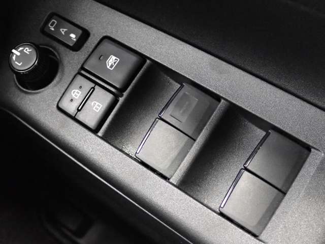 UJ0048472290_36_001.jpg