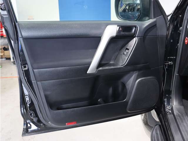 UZ0047676861_55_001.jpg