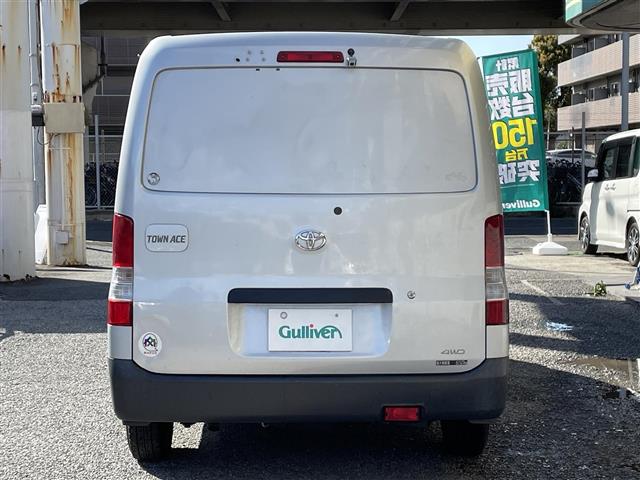 UZ0048546693_37_001.jpg
