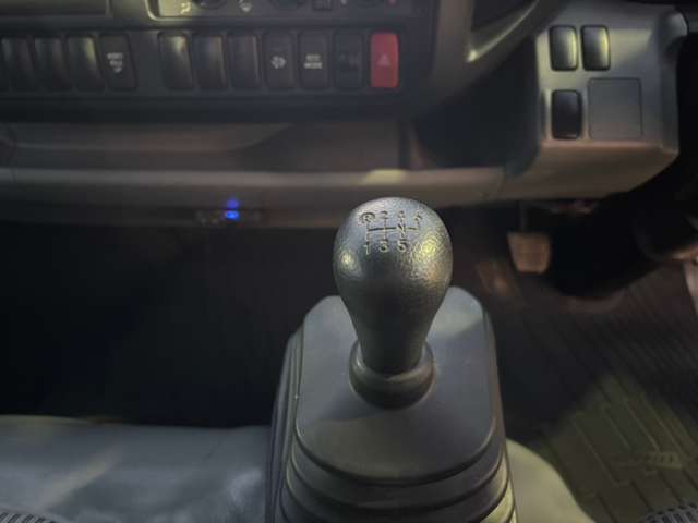 UZ0047905684_65_001.jpg