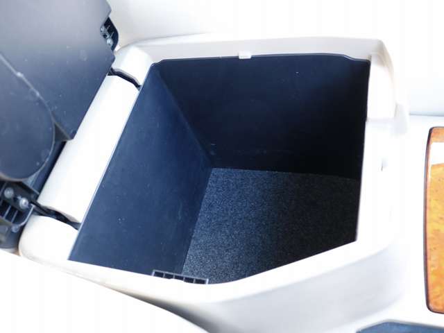 UZ0046799319_50_001.jpg