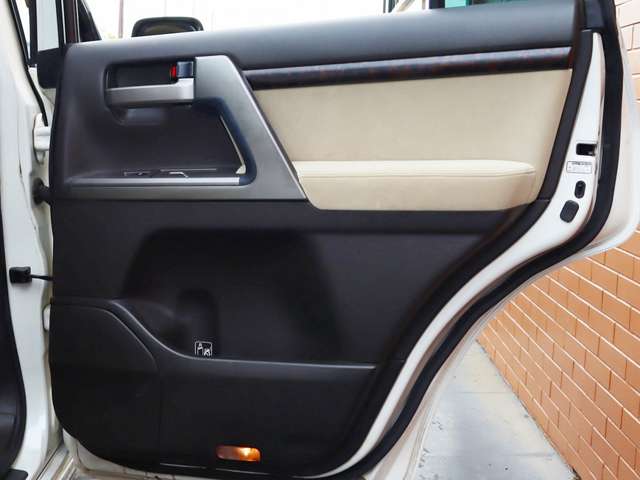 UZ0046803523_52_001.jpg
