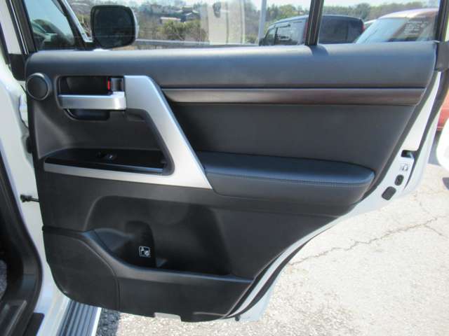 UJ0048405900_49_001.jpg