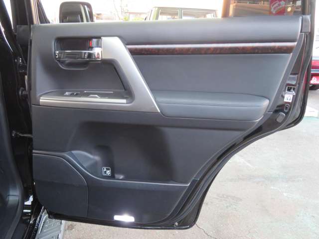 U00047441836_74_007.jpg