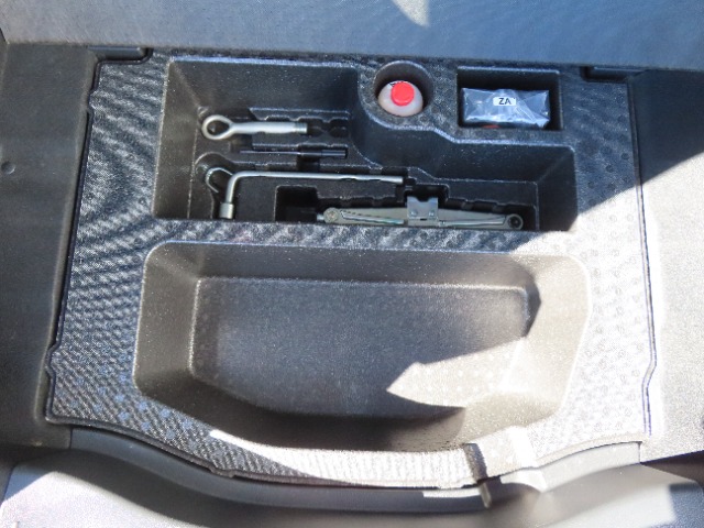 UZ0048089695_47_001.jpg