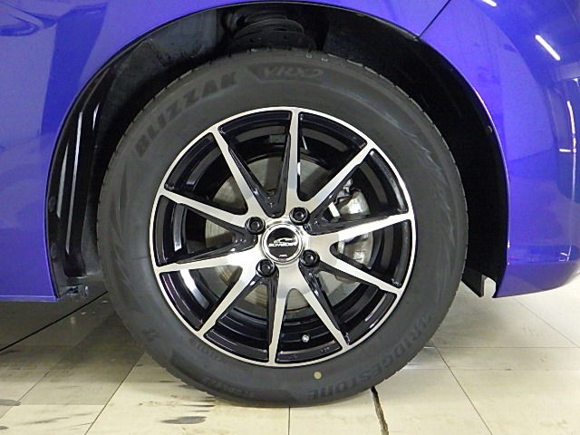 UZ0048017957_19_001.jpg