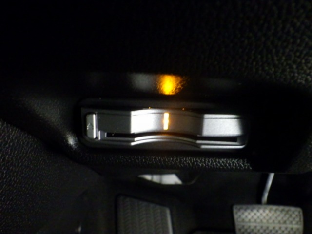 UZ0048540248_18_002.jpg