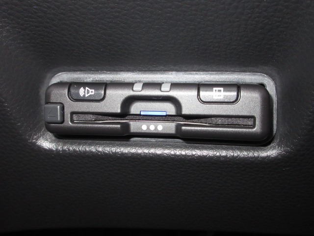 UZ0048261572_9_001.jpg