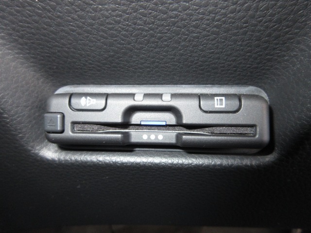 UZ0048491857_12_001.jpg