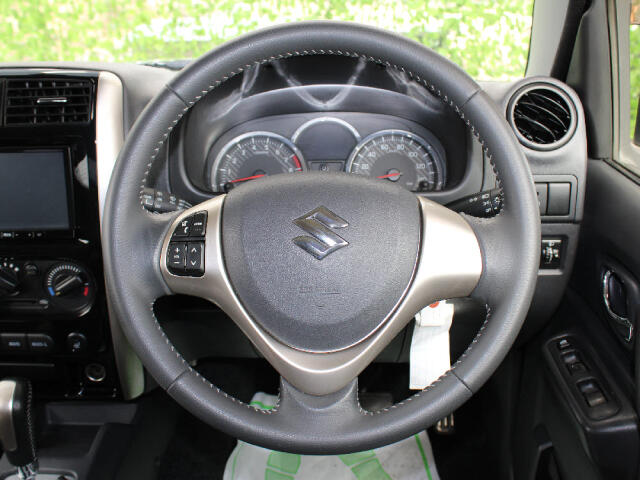 UZ0048341097_19_001.jpg