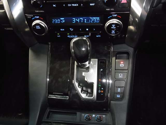 UZ0048429569_39_001.jpg