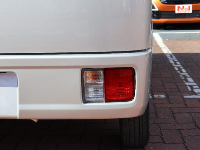 UZ0048559792_19_001.jpg